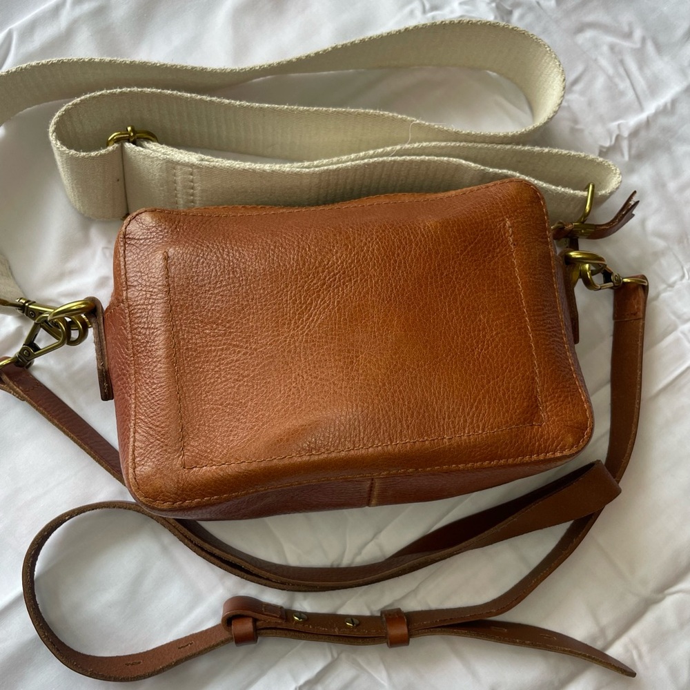 Madewell Transport Camera Bag in the popular color English Saddle - Picture 2 of 7